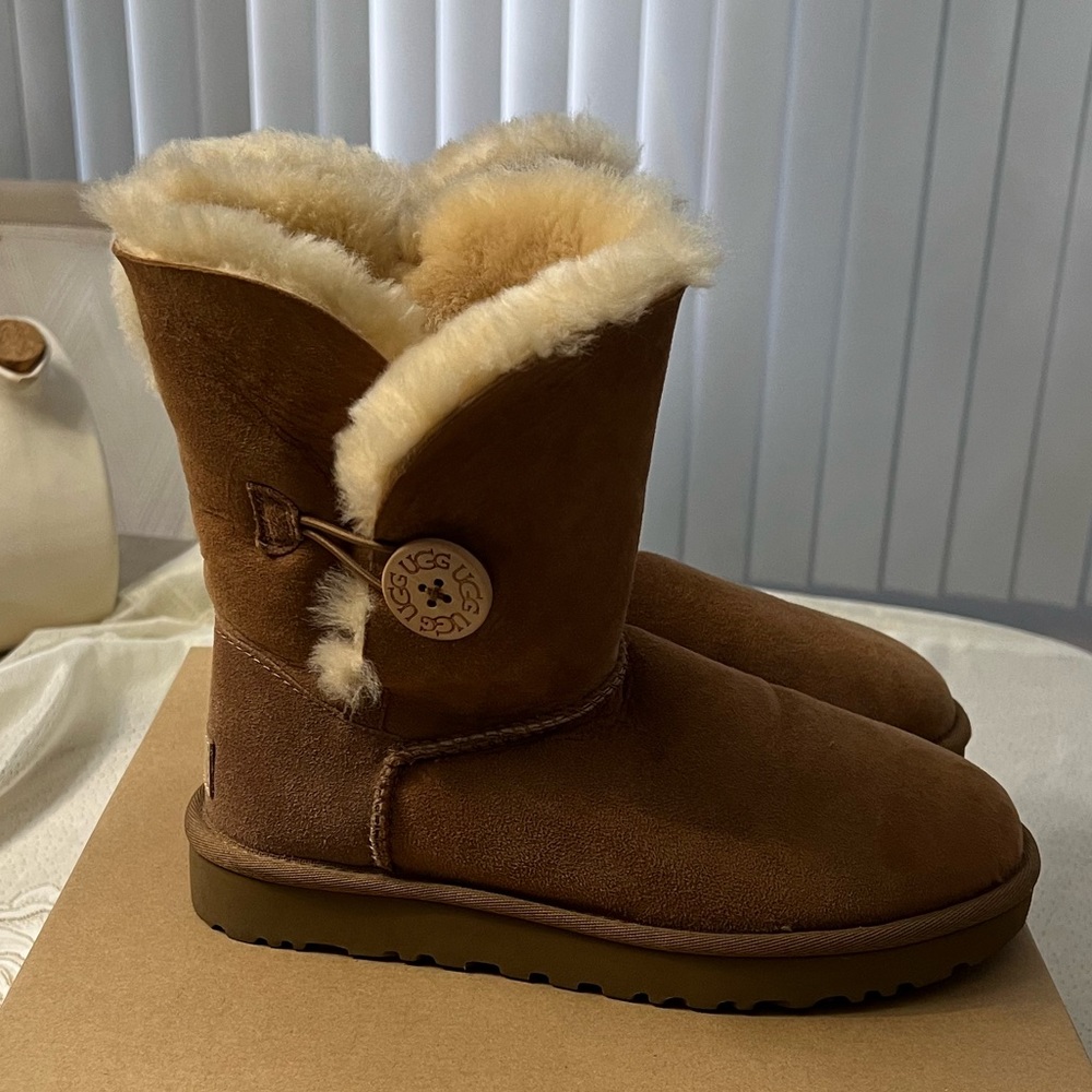 Ugg Bailey Button Boots. Size 7 Chestnut